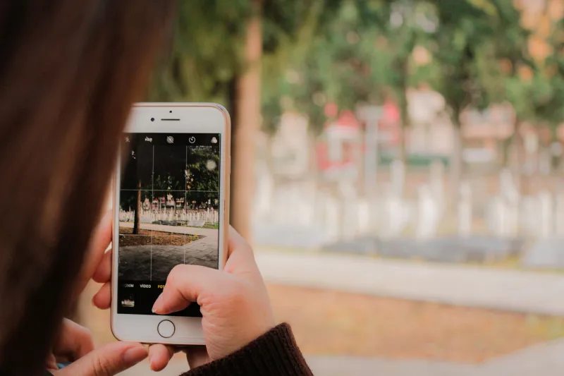 Mores in Rete: Come le Nuove Generazioni Raccontano il Borgo Nell'Era dei Social Media