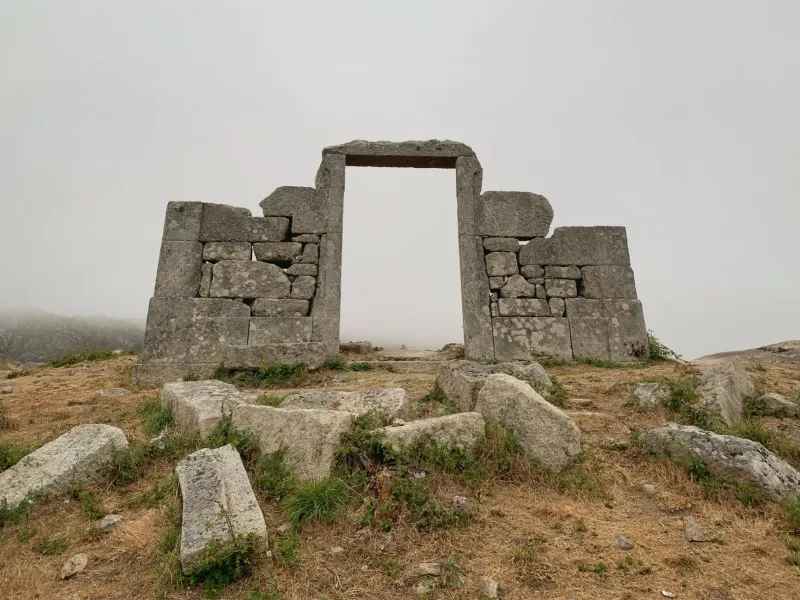 Oltre i sentieri battuti: cinque itinerari a piedi nei dintorni di Mores tra natura, nuraghi e chiese dimenticate