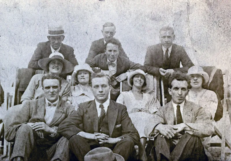 Il Novecento di Mores: Storie di Partenze, Radici e Tenacia in un Secolo di Cambiamenti